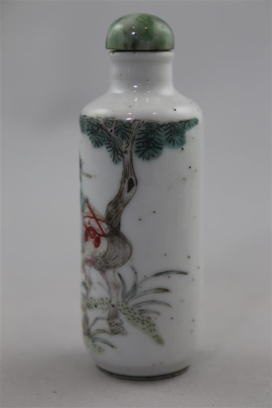 A Chinese famille rose cylindrical snuff bottle, 1830-1900, 7.6cm